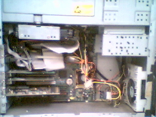 En esta imagen se ve el interior de cancerbero, se pueden observar los cables recogidos con presillas y el ventilador que introduce aire fresco filtrado. Tambin se observan las 2 tarjetas de red 3COM.