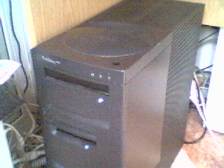 Una imagen del servidor Netfinity 3500 de la red Serana.net bautizado como  Madre