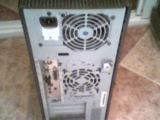Una vista posterior de madre, en ella se aprecian los ventiladores de que dispone para su refrigeracin